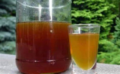 Infografika: postup prípravy domáceho zázvorového sirupu: krok 1 - príprava surovín, krok 2 - varenie, krok 3 - prelievanie do fliaš, krok 4 - skladovanie