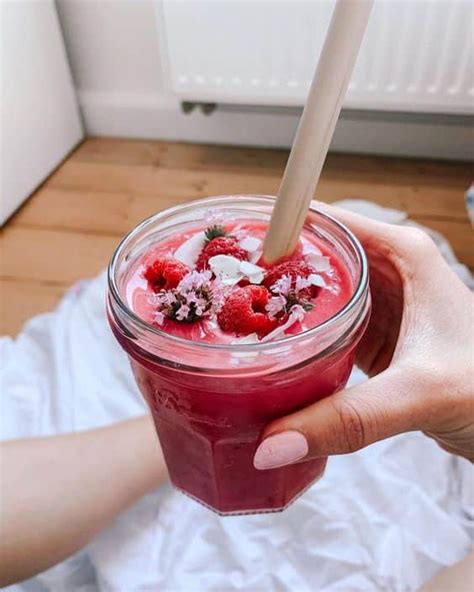 Zloženie smoothie z jahôd, banánov a malín