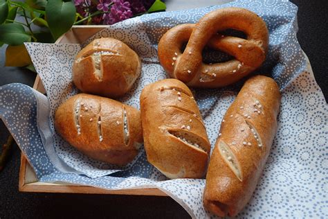 Koláž rôznych druhov staršieho pečiva (rožky, žemle, vianočka)