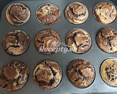 Mramorové muffiny ozdobené krémom