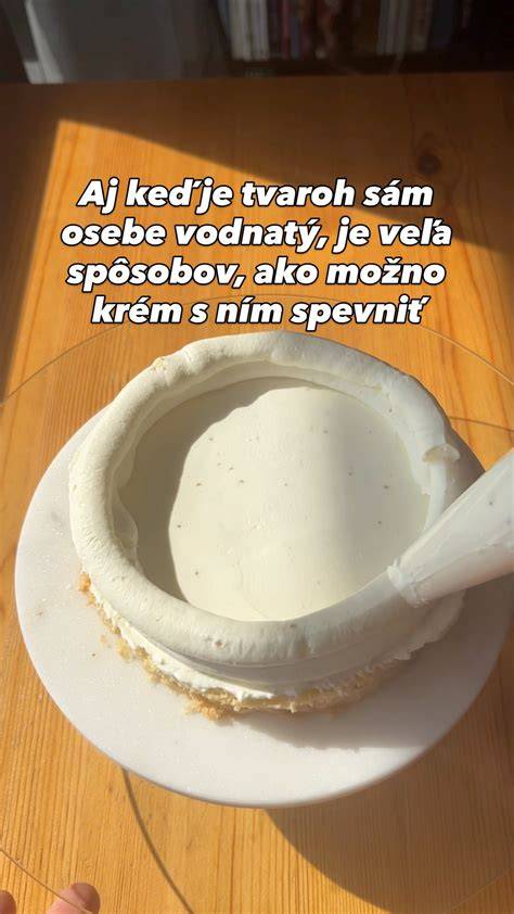 Infografika vrstiev torty: korpusy, krém, puding a višne