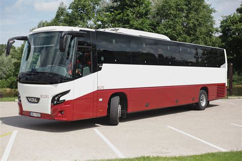 Ilustrácia interiéru moderného autobusu s Wi-Fi a zásuvkami
