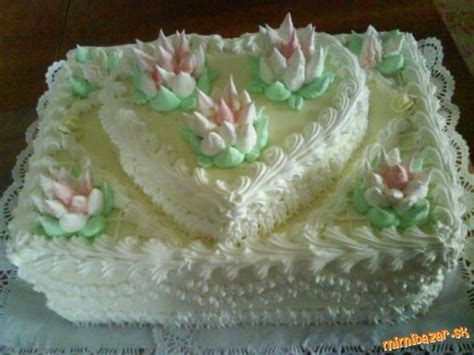 Torta zdobená vanilkovým pudingom