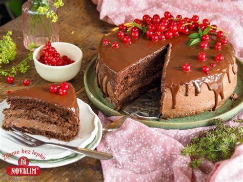 Infografika: bezlepková malinovo-orechová torta - kroky prípravy a vrstvy