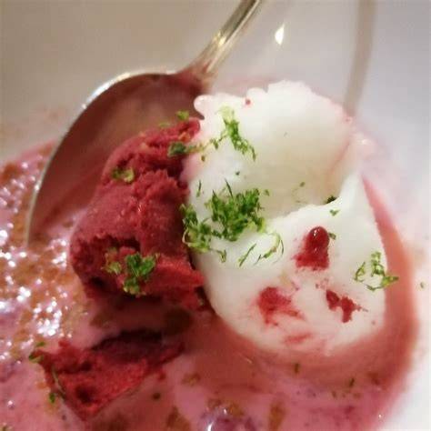 Foto: Interiér Le Miam a vitríny s pečivom