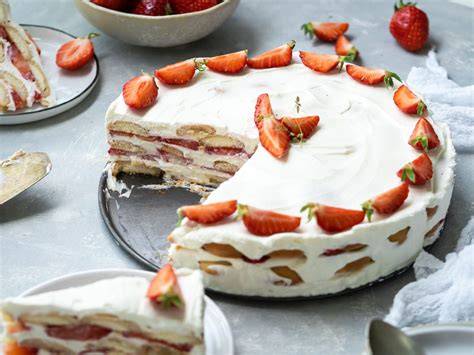 Letná nepečená smotanová torta s jahodami - obrázok