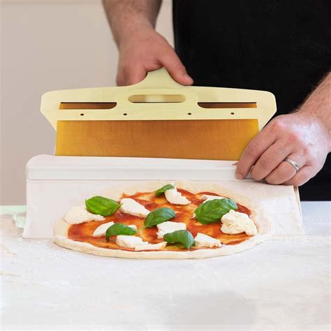 Finálne naťahovanie cesta na pizzu